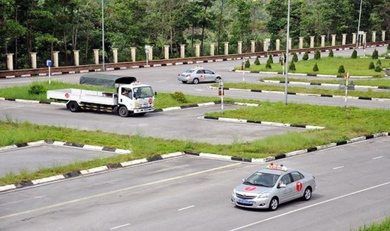 Số lượng câu hỏi trong phần thi lý thuyết được đề xuất tăng đáng kể ở hầu hết các hạng giấy phép lái xe. Ảnh minh hoạ