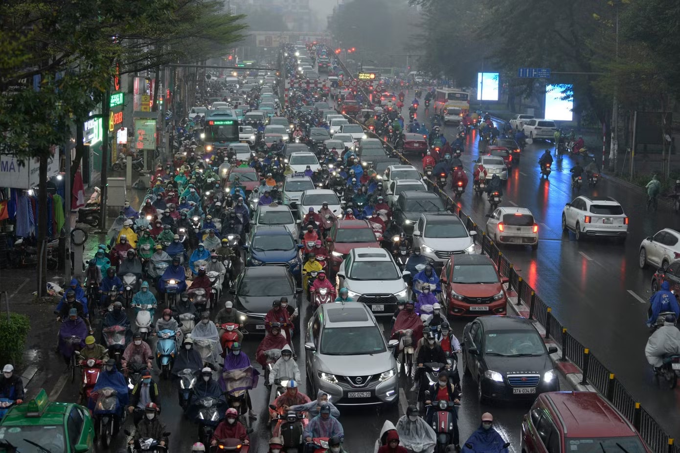 Miền Bắc đón mưa dông liên tiếp, tập trung vào chiều tối và đêm. Miền Bắc đón mưa dông liên tiếp - Ảnh 1.