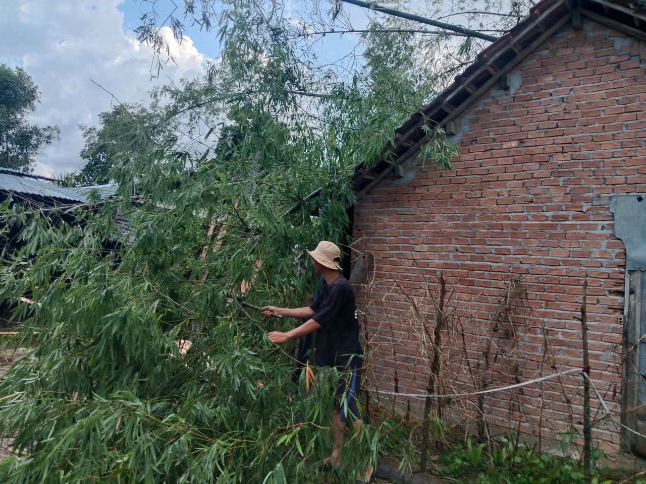 Người dân khẩn trương dọn dẹp sau trận lốc. Lốc xoáy làm 70 nhà dân ở Quảng Ngãi bị tốc mái - Ảnh 2.