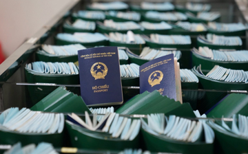 Hộ chiếu Việt Nam tăng bậc bất ngờ, danh sách miễn visa được mở rộng