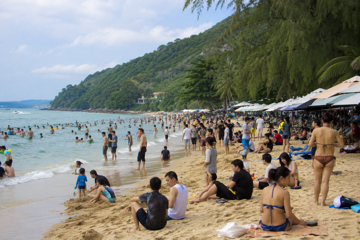 Nghiêm cấm mặc bikini, tắm nắng để ngực trần tại một bãi biển