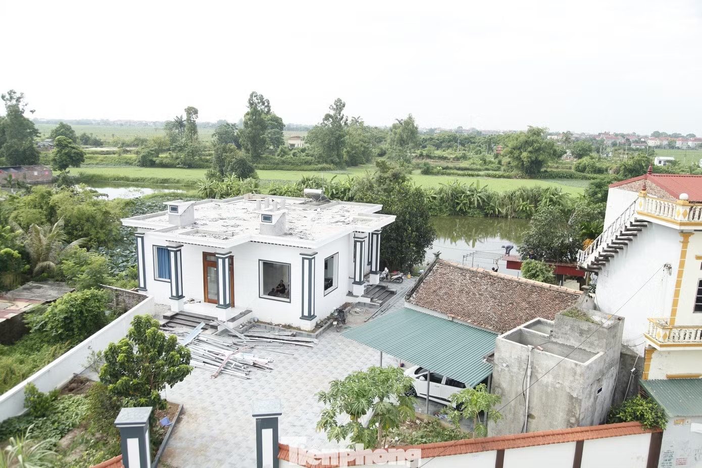Một ngôi nhà đang tháo dỡ. Cả làng dỡ nhà lầu, nhường đất cho sân bay Gia Bình - Ảnh 6.