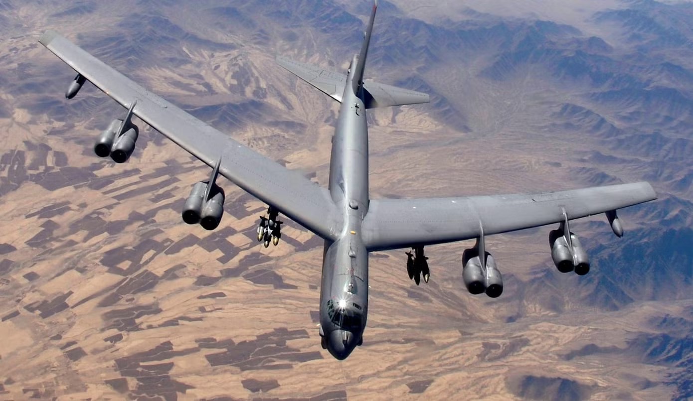 'Pháo đài bay' B-52 của Mỹ rơi ngay khi cất cánh, phi hành đoàn nghi thiệt mạng - Ảnh 1.