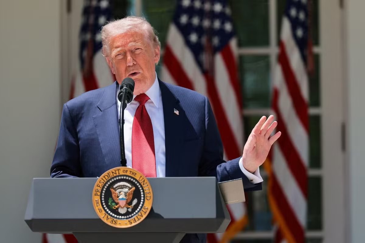 Tổng thống Mỹ Donald Trump. Châu Âu sẵn sàng hỗ trợ Mỹ hậu thỏa thuận Iran, ưu tiên mở lại eo biển Hormuz - Ảnh 1.