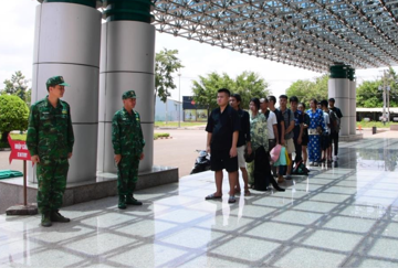 12 Việt kiều bị trục xuất về nước
