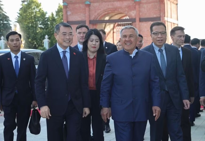 Thủ tướng Lê Minh Hưng gặp người đứng đầu Cộng hòa Tatarstan Rustam Minnikhanov. Ảnh: VGP Tatarstan có nhiều ngành mũi nhọn, muốn tìm cơ hội hợp tác với Việt Nam - Ảnh 1.