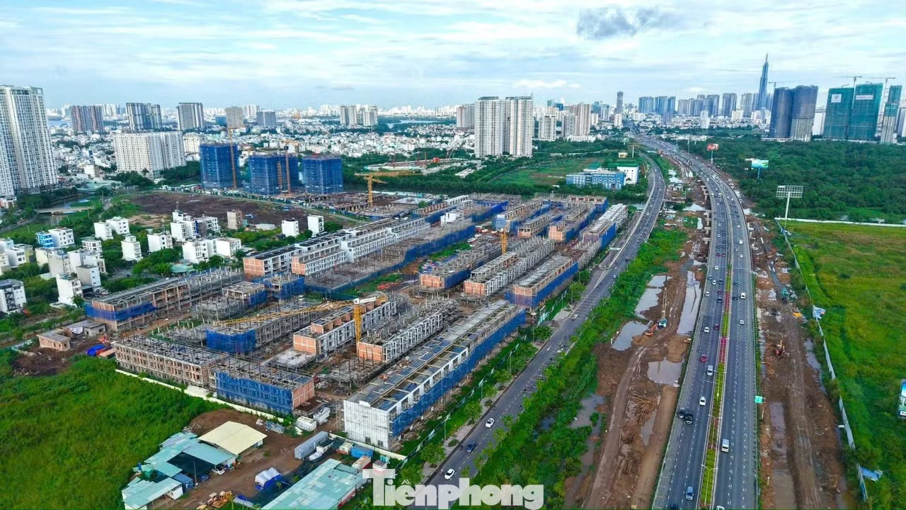 Nhà riêng tại TPHCM cũ đang được rao bán với giá 119 triệu/m2. Giá nhà đất Hà Nội cao gấp đôi TPHCM - Ảnh 2.