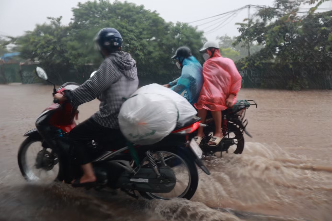 Vùng núi Bắc Bộ tiếp tục có nguy cơ xảy ra mưa lớn trong chiều tối nay đến sáng mai. Vùng núi Bắc Bộ tiếp tục hứng mưa lớn như trút - Ảnh 1.