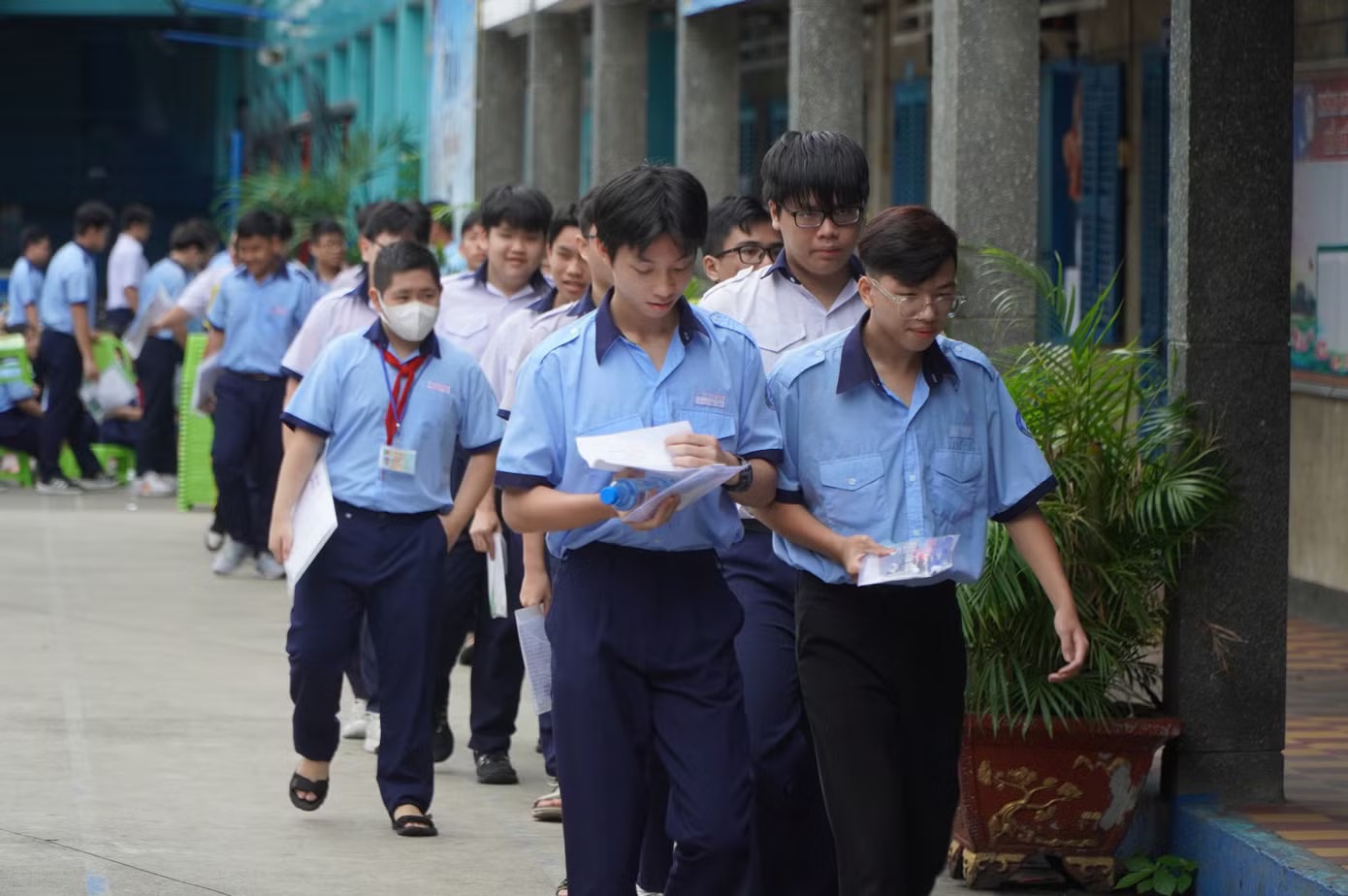 Biến động điểm thi vào lớp 10 năm nay tại TPHCM - Ảnh 1.