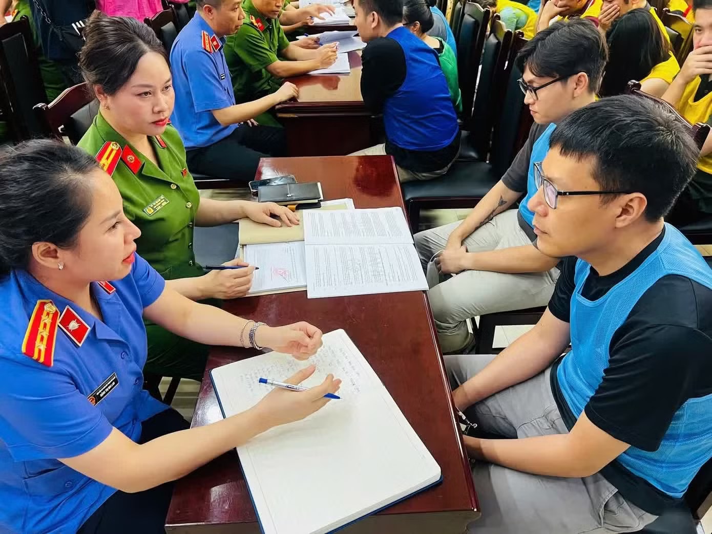 Cơ quan điều tra làm việc với các đối tượng liên quan. Vụ hợp đồng kỳ nghỉ: Loạt website doanh nghiệp 'bay màu' - Ảnh 1.