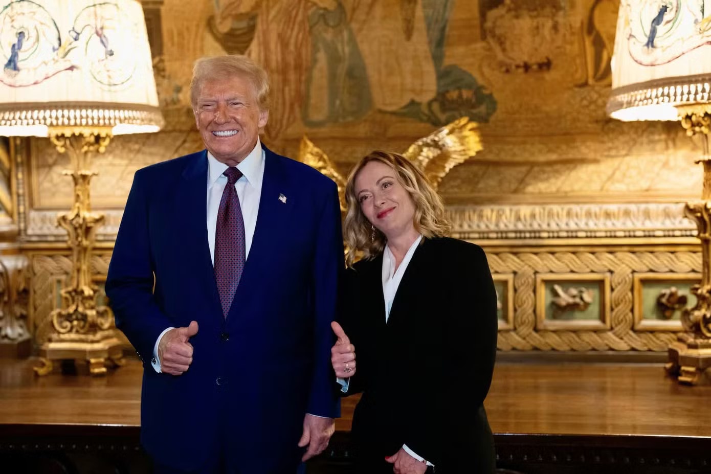 Thủ tướng Ý Giorgia Meloni và Tổng thống Mỹ Donald Trump. (Ảnh: Reuters) Thủ tướng Ý nổi giận vì Tổng thống Trump kể chuyện 'bịa đặt', quan hệ đồng minh rạn nứt - Ảnh 1.
