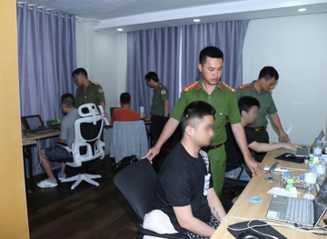 Đồng loạt kiểm tra 5 căn hộ, chung cư, phát hiện 23 người đa quốc gia, thu giữ 32 máy tính, 48 điện thoại di động