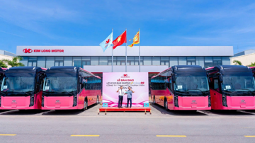 Hãng xe Việt Kim Long Motor bàn giao lô xe giường nằm cao cấp cho doanh nghiệp vận tải có tiếng tại miền Trung