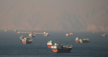 Tàu chở dầu nối đuôi nhau đi qua eo biển Hormuz, giá dầu giảm mạnh
