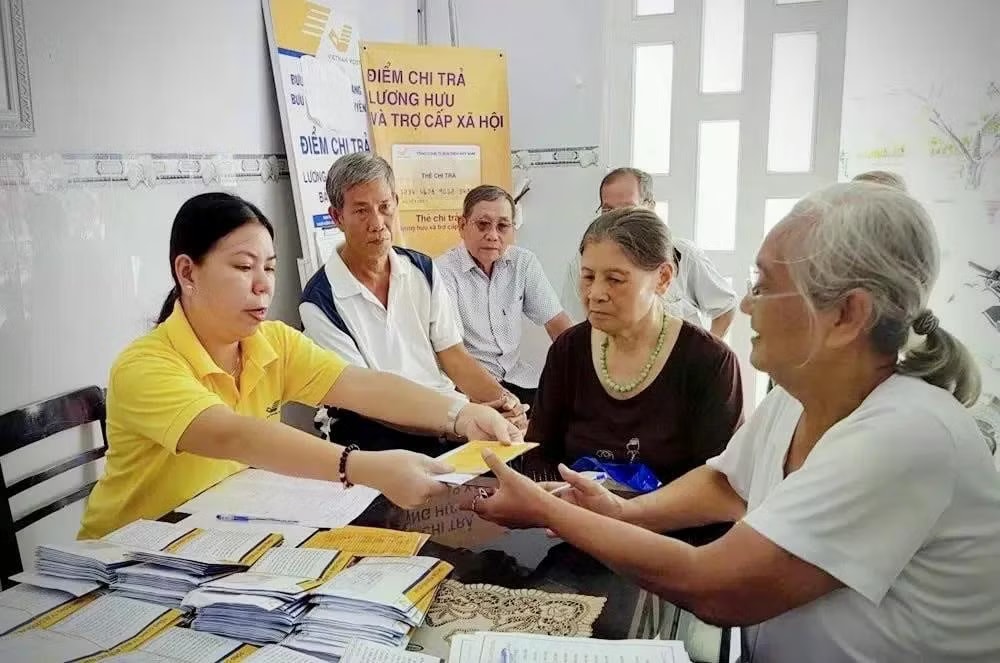 Hà Nội còn hơn 20.000 người chưa làm lại giấy ủy quyền nhận lương hưu. Hơn 20.000 người ở Hà Nội nguy cơ gián đoạn nhận lương hưu tháng 7 - Ảnh 1.
