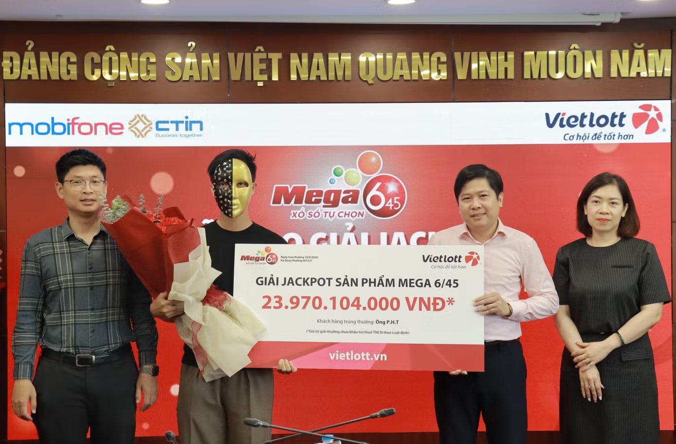 Anh P.H.T nhận giải Jackpot Mega 6/45 gần 24 tỷ đồng. Đang nấu cơm nhận tin trúng Vietlott gần 24 tỷ đồng - Ảnh 1.