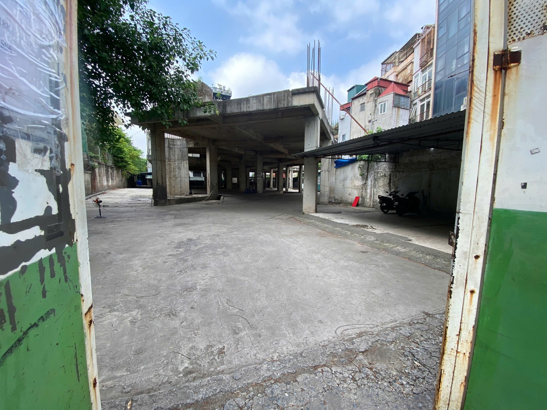 Bên trong dự án hiện đang được sử dụng làm nơi trông giữ xe.