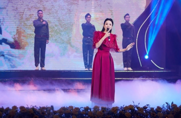 Ca sĩ là Tiến sĩ Âm nhạc trẻ nhất Việt Nam hiện là Phó Giáo sư, đảm nhận chức Trưởng khoa ở ngôi trường ‘cánh chim đầu đàn’ trong lĩnh vực