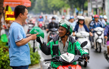 Những người lái xe công nghệ, bán hàng online có thể phải thực hiện chính sách bắt buộc này