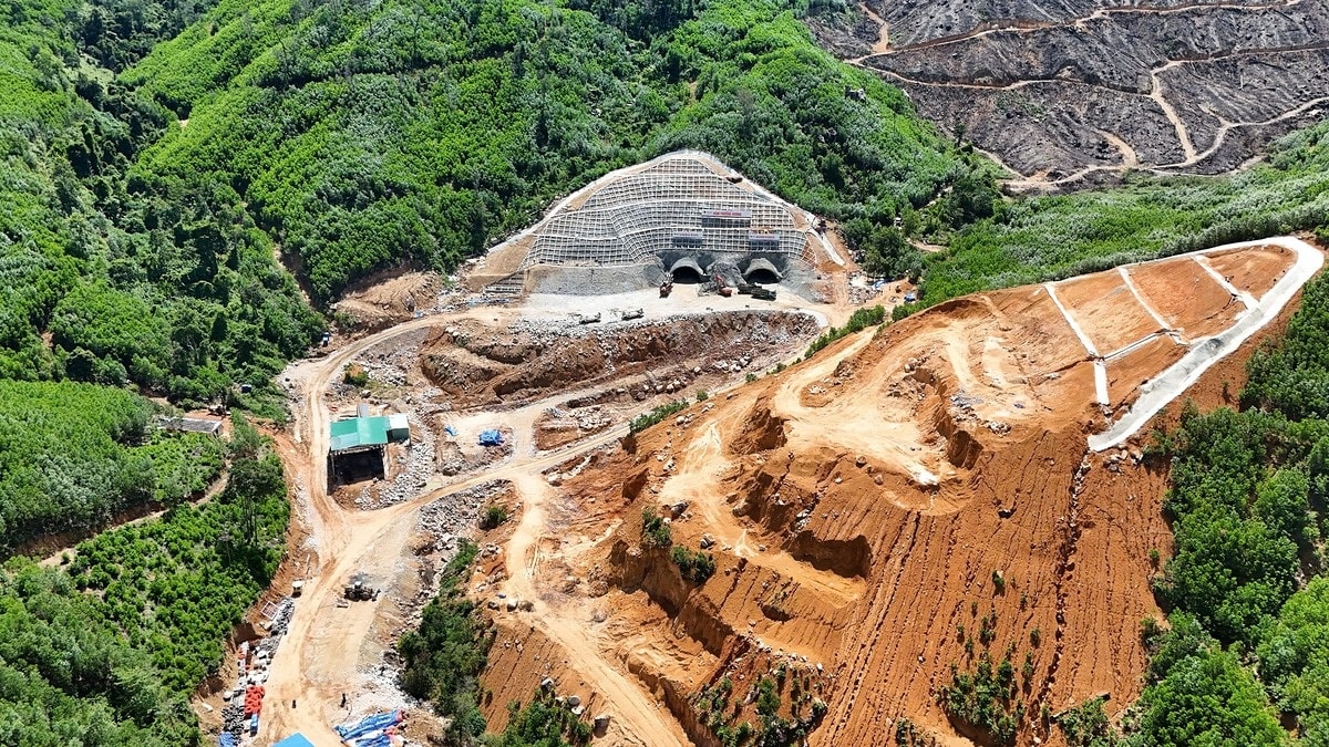 Chưa đầy 3 tháng nữa, cao tốc kết nối ‘rừng - biển’ 22.000 tỷ có hầm xuyên núi và cầu vượt phải thông xe- Ảnh 2.