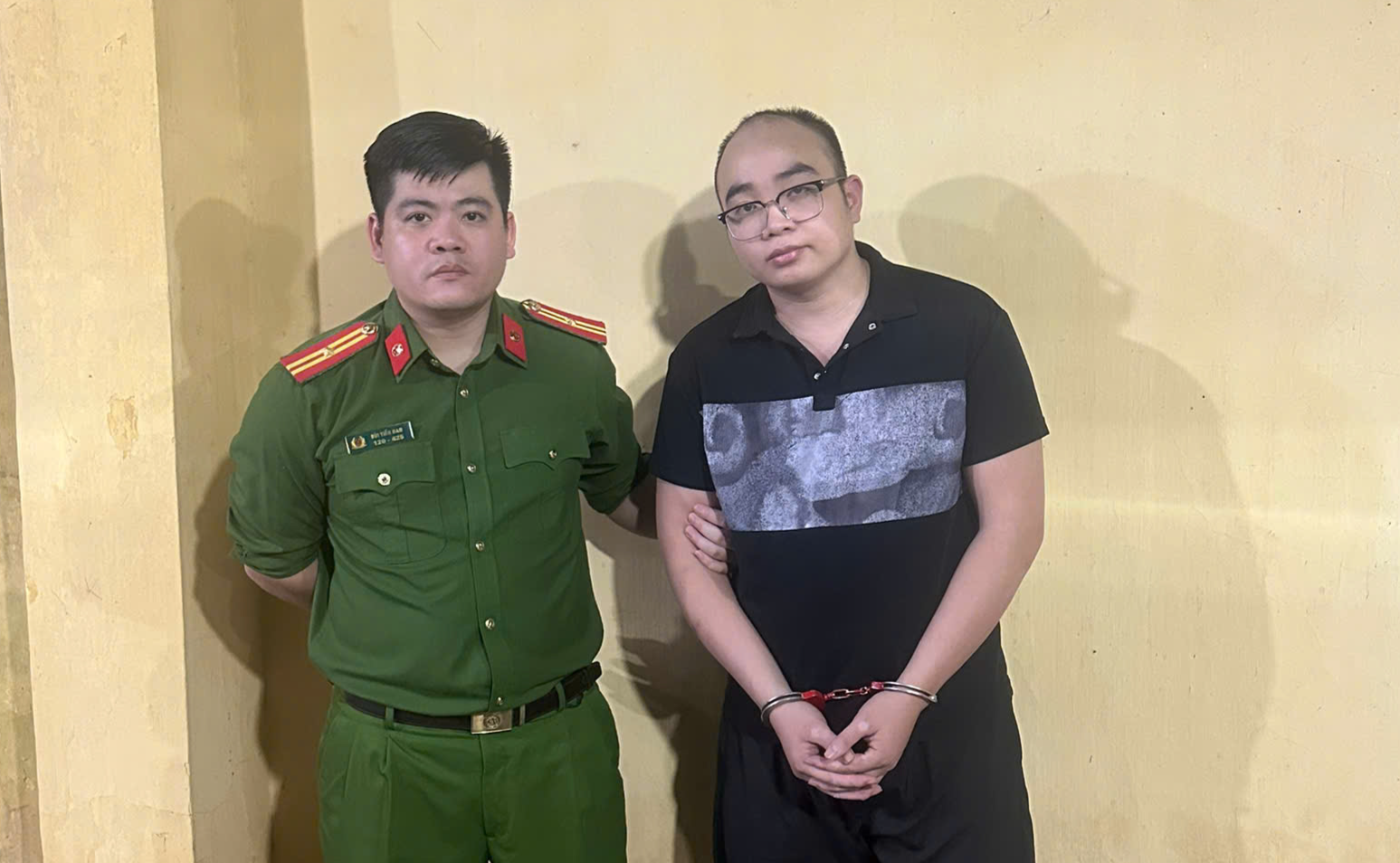 Khám xét một công ty truyền thông, tịch thu hơn 7 tỷ đồng, 29 máy tính và 41 điện thoại: Bắt Giám đốc SN 1995 và 17 nhân viên - Ảnh 1.