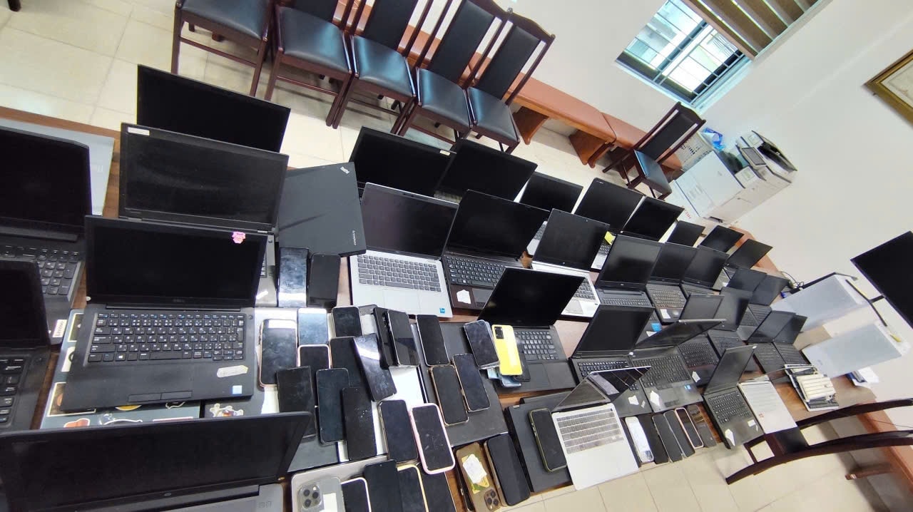 Khám xét một công ty truyền thông, tịch thu hơn 7 tỷ đồng, 29 máy tính và 41 điện thoại: Bắt Giám đốc SN 1995 và 17 nhân viên - Ảnh 2.