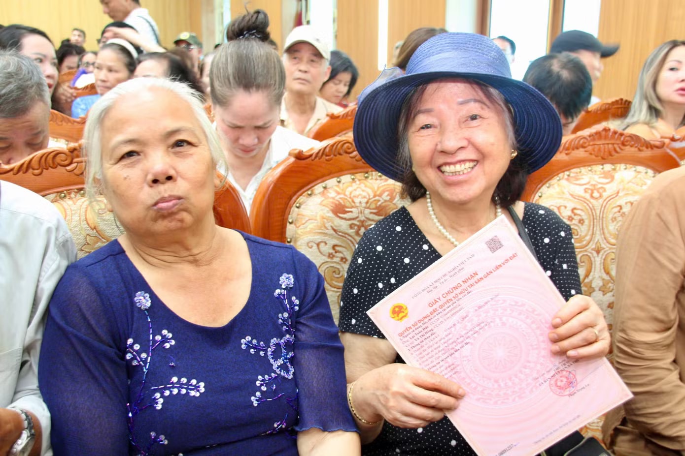 200 hộ dân di dời làm cầu Trần Hưng Đạo và cầu Tứ Liên nhận 'sổ đỏ' nơi ở mới - Ảnh 1.