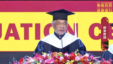 Hiệu trưởng trường đại học bị chỉ trích dữ dội, phải xin nghỉ 2 tháng không lương vì bài phát biểu trong lễ tốt nghiệp