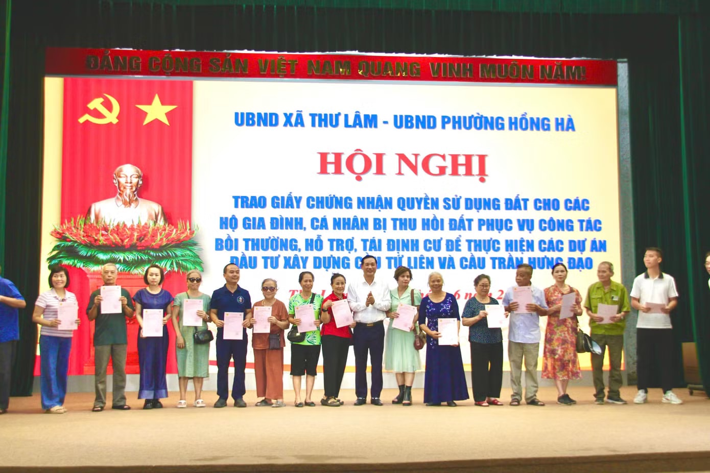 200 hộ dân di dời làm cầu Trần Hưng Đạo và cầu Tứ Liên nhận 'sổ đỏ' nơi ở mới - Ảnh 2.