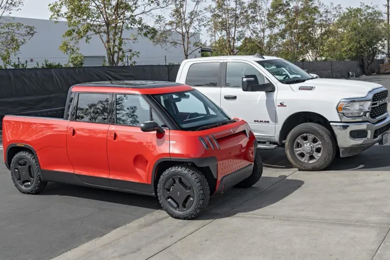 Telo MT1 bên cạnh xe bán tải Ford