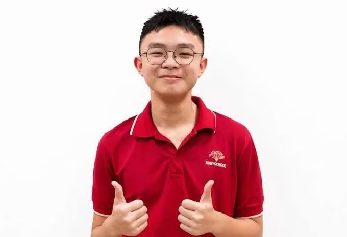 Em Nguyễn Đăng Phúc, học sinh Trường Tiểu học và THCS Hồng Ngọc là thủ khoa kỳ thi tuyển sinh lớp 10 năm học 2026-2027. Ảnh: Fanpage nhà trường Thủ khoa thi lớp 10 TPHCM giành hai điểm 10 - Ảnh 1.