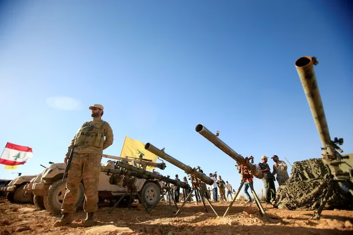 Một chiến binh Hezbollah đứng trước pháo chống tăng. (Ảnh: Reuters) Israel - Hezbollah quyết định ngừng bắn, cứu vãn thỏa thuận Mỹ - Iran - Ảnh 1.