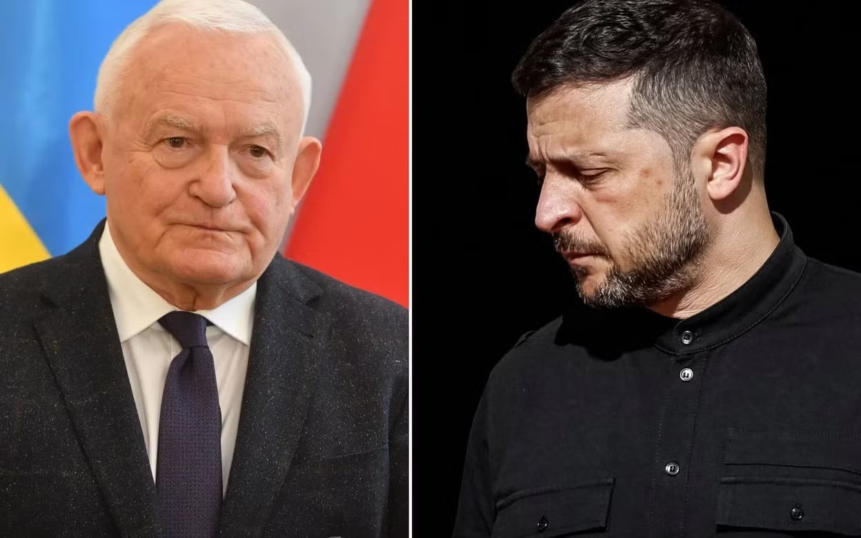 Cựu Thủ tướng Ba Lan Leszek Miller và Tổng thống Ukraine Volodymyr Zelensky. (Ảnh: <a style='text-decoration: none;' href='/PAP'>PAP</a>, Reuters) Cựu Thủ tướng Ba Lan đề nghị Ukraine hoàn trả xe tăng, máy bay chiến đấu - Ảnh 1.