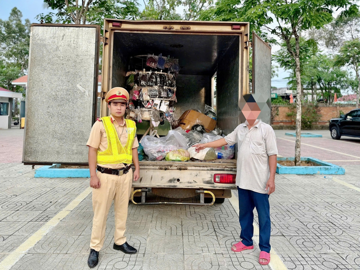 Nhận tin tố giác một xe tải có dấu hiệu bất thường, công an lập tức xác minh, phát hiện 500 sản phẩm không rõ nguồn gốc