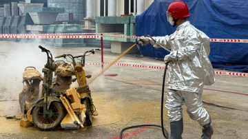 Việt Nam tạo ra công nghệ dập cháy pin xe máy điện trong 10 giây