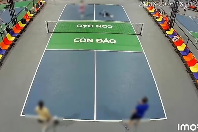 Người đàn ông bất tỉnh trên sân pickleball và tử vong sau đó. Ảnh cắt từ clip Người đàn ông đột tử bất thường khi đang chơi pickleball - Ảnh 1.