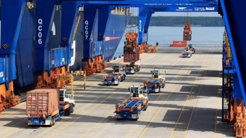 Bất chấp Mỹ nhắm áp thuế 12,5% với hàng Việt, UOB bất ngờ ghi nhận 85% doanh nghiệp vẫn giữ tâm lý kinh doanh tích cực