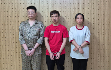 Đột kích một căn nhà, Công an TP phát hiện 42 người Trung Quốc, tịch thu 132 điện thoại, 77 máy tính bảng, 7 máy tính xách tay cùng nhiều dữ liệu điện tử quan trọng
