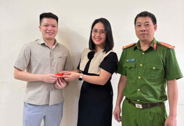 Phát hiện hộp màu đỏ nằm lăn lóc trước cửa siêu thị, chị Loan SN 1992 kiểm tra rồi lập tức trình báo công an