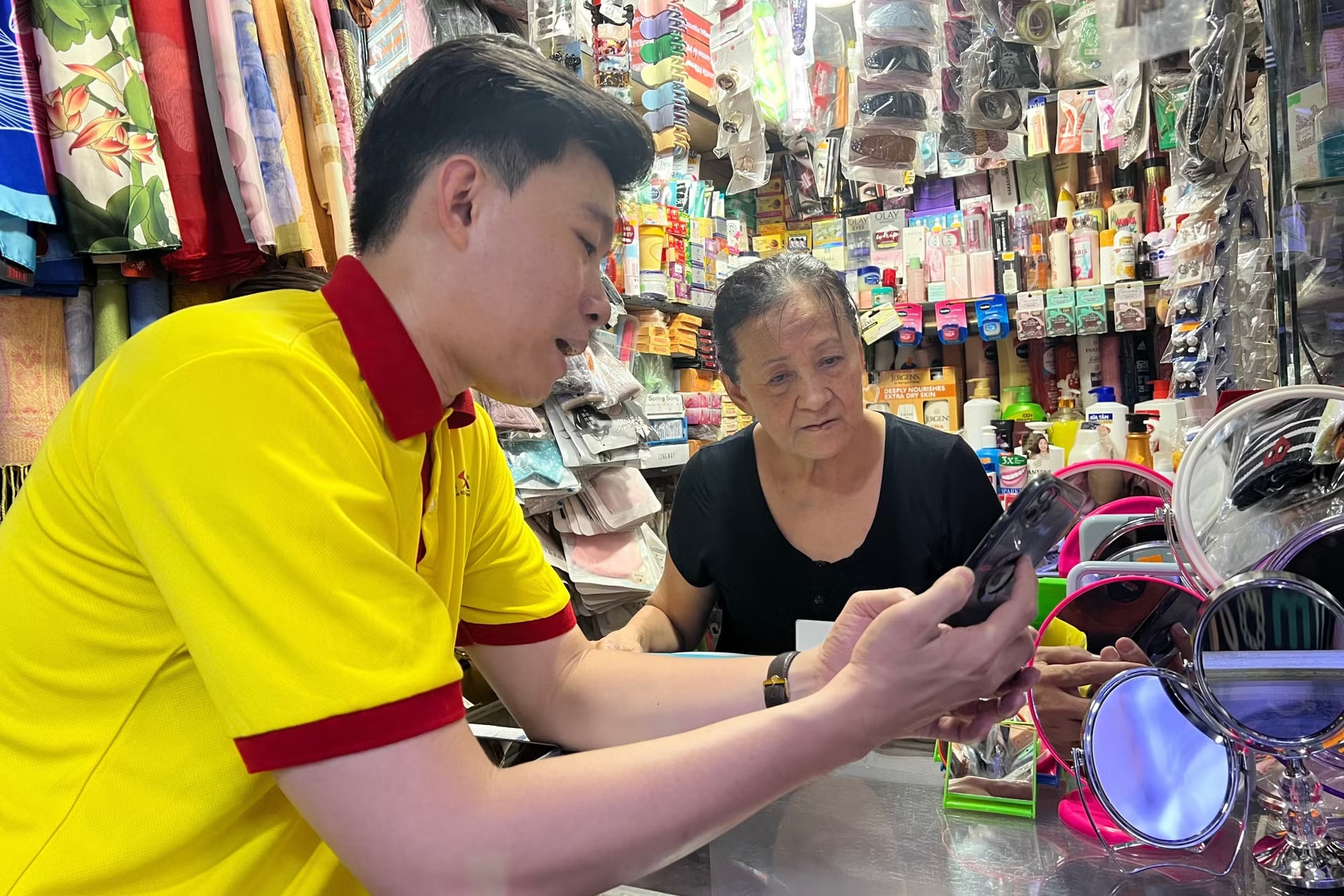 Tiểu thương thấp thỏm sợ sai sau nửa năm bãi bỏ thuế khoán - Ảnh 3.