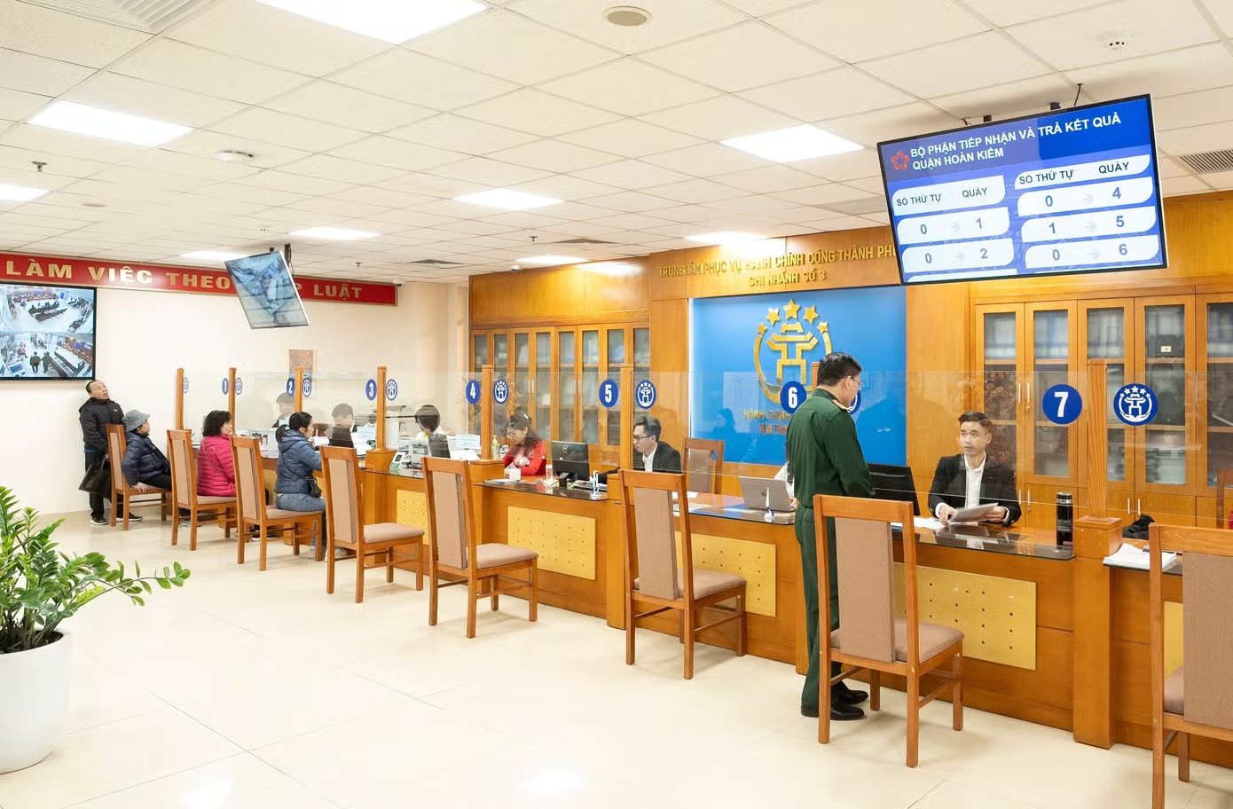 Hà Nội: Cụ bà gần 100 tuổi, sức khỏe yếu bị bắt buộc đến phường làm thủ tục hành chính - Ảnh 1.