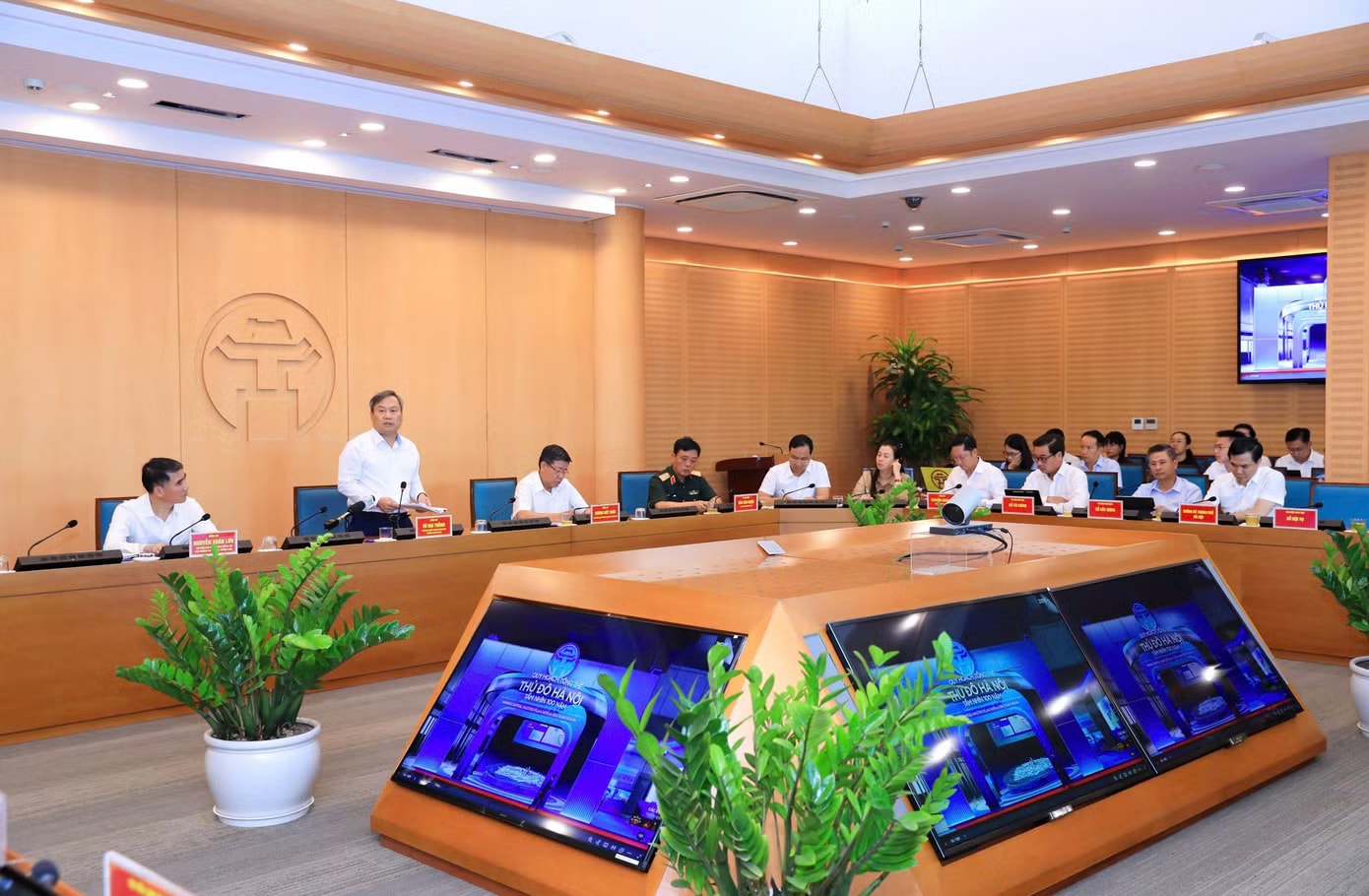 Quang cảnh cuộc họp Ban Tổ chức Hội nghị xúc tiến đầu tư năm 2026 và công bố Quy hoạch tổng thể Thủ đô Hà Nội tầm nhìn 100 năm. Hà Nội công bố các dự án ưu tiên đầu tư qua bản đồ số vào ngày 29/6 - Ảnh 2.