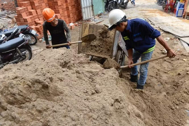 Giá cát vàng hiện dao động từ 550.000 - 850.000 đồng/m3, tăng 15% so với quý trước. Giá xăng dầu giảm mạnh, sao vật liệu xây dựng không hạ nhiệt mà còn tăng? - Ảnh 1.