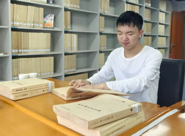 Nam sinh mù vĩnh viễn từ năm 6 tuổi thi ĐH đạt điểm cao nhất cả nước, đỗ cùng lúc 2 chuyên ngành