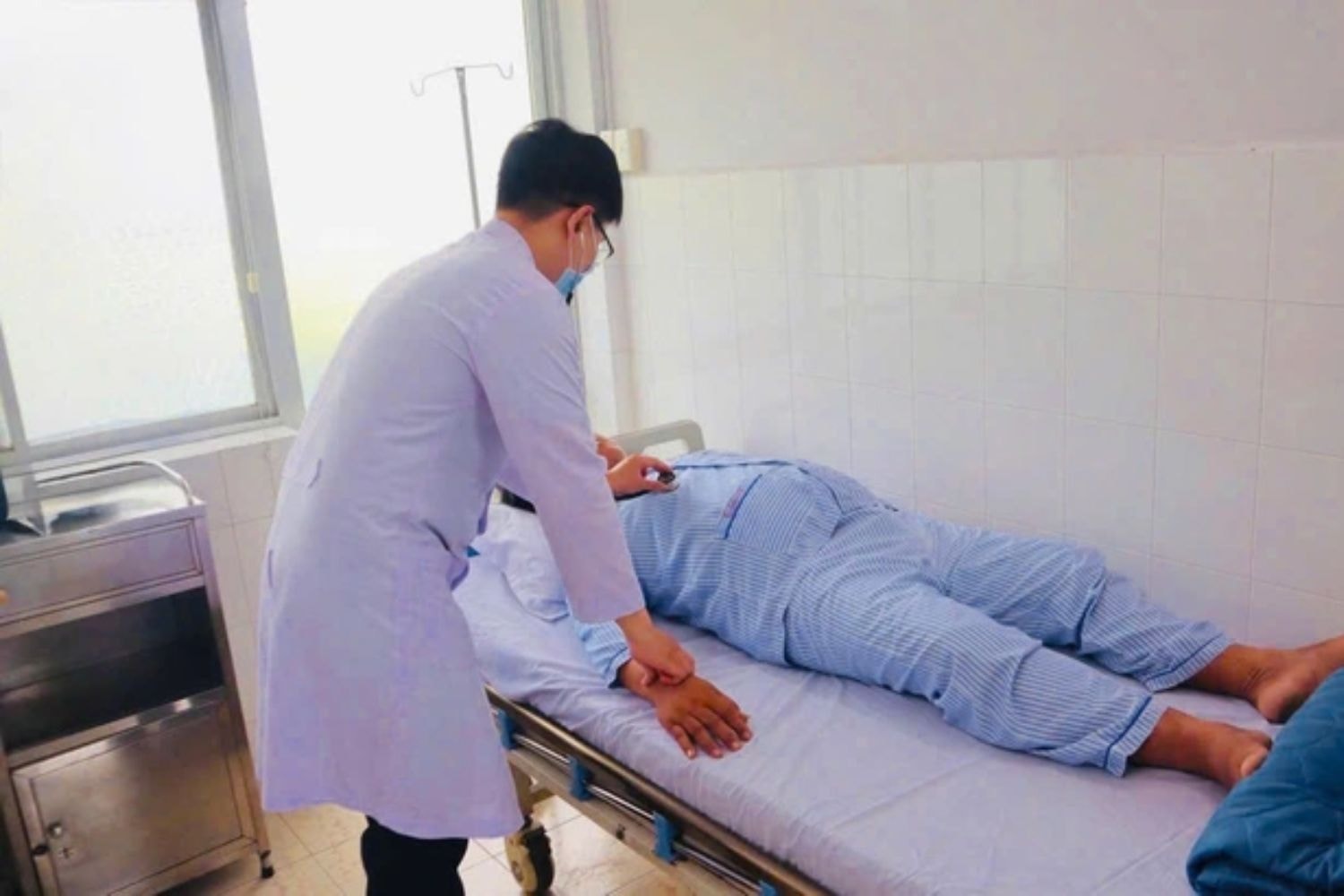 Một công nhân nằm điều trị tại bệnh viện
