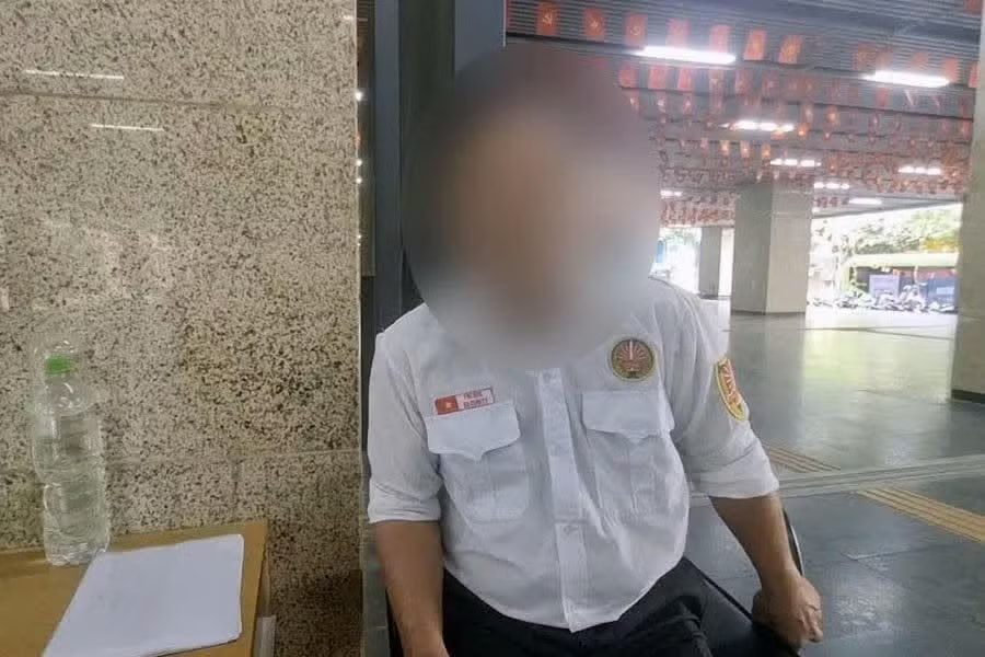 Ông Nguyễn Văn Vinh (62 tuổi) phải chuyển sang làm bảo vệ quán ăn để mưu sinh trong lúc chờ công ty cũ thanh toán hơn 22 triệu đồng tiền lương bị nợ. Yêu cầu làm rõ vụ hàng chục bảo vệ ga metro Hà Nội bị nợ lương kéo dài - Ảnh 1.