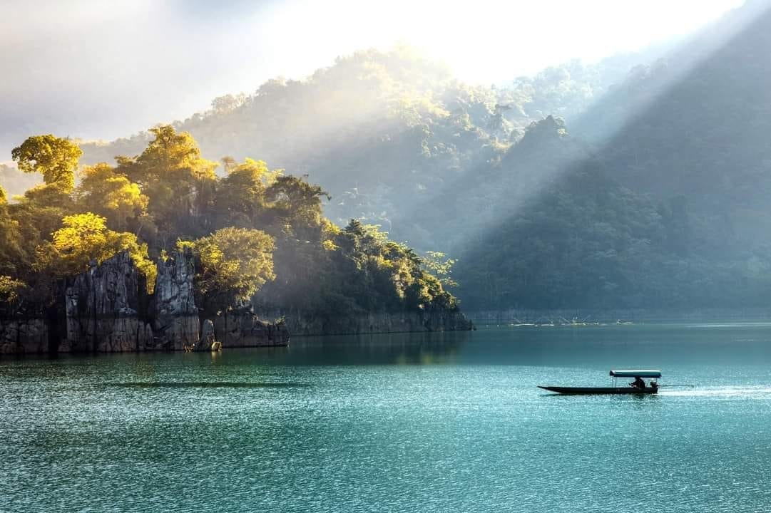 Hồ Na Hang rộng lớn, thơ mộng. Ảnh- Du lịch Tuyên Quang.