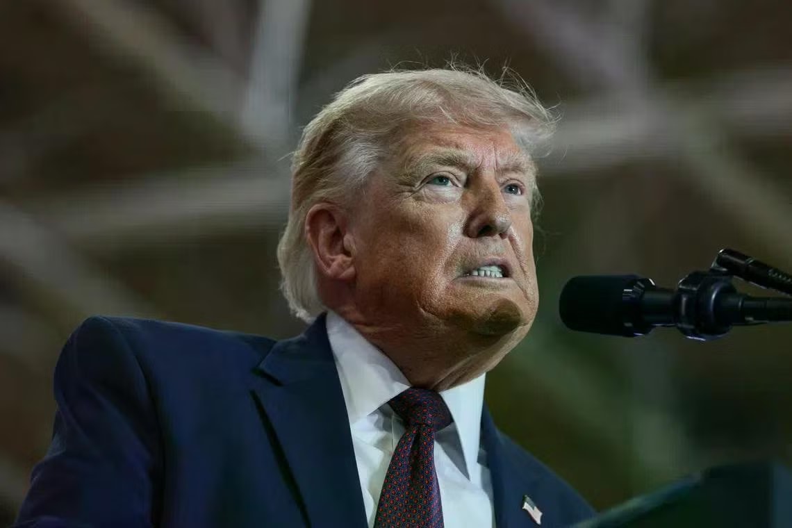Tổng thống Mỹ Trump nổi giận vì giá xăng giảm chậm hơn giá dầu - Ảnh 1.