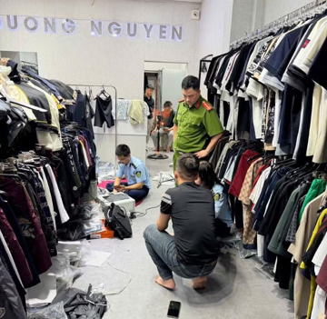 Kiểm tra đột xuất một cửa hàng thời trang tại Hưng Yên, thu giữ nhiều tang vật