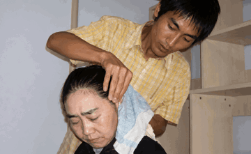 Nam sinh 18 năm trước từng cõng mẹ đến nhập học Đại học, quyết từ chối lương 2,1 tỷ để về quê nơi vùng cao, hiện làm công việc gì?